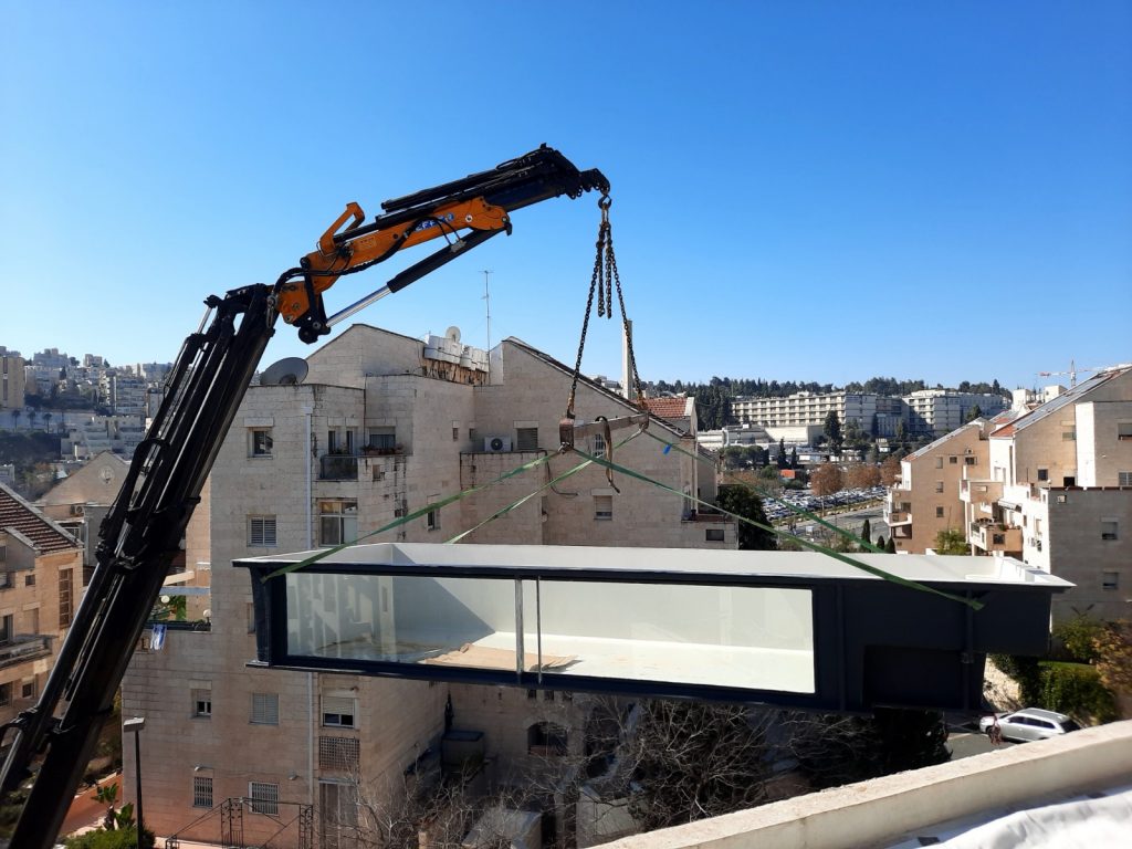 הנפה של בריכות פיברגלס זכוכית